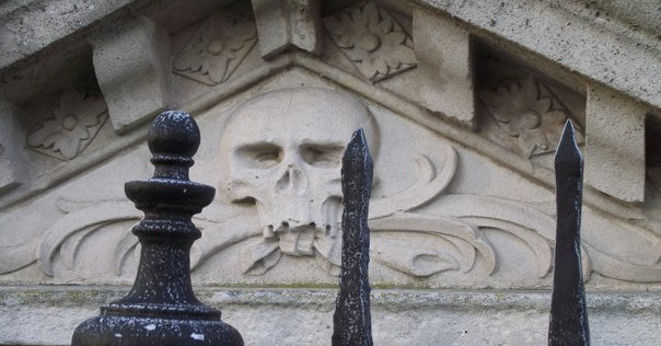 skull grave london